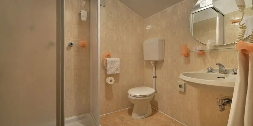 Büyük Yataklı Tek Kişilik Oda