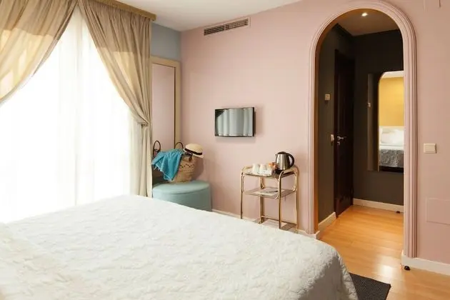 Tek Büyük Yataklı Oda, Balkon, Havuz Manzaralı