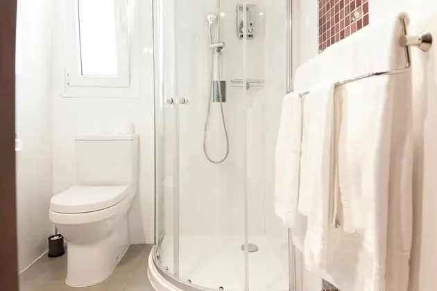Tek Büyük Yataklı Oda, Balkon, Havuz Manzaralı