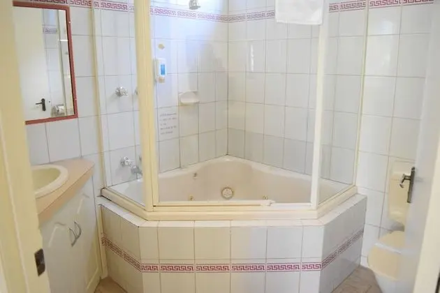 Basic Oda, 1 Büyük (Queen) Boy Yatak, Sıcak Su Küveti