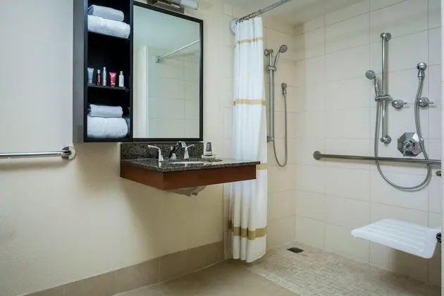 Oda, 2 Çift Kişilik Yatak (Mobility Accessible, Roll-In Shower)