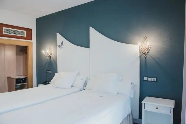 Tek Büyük veya İki Ayrı Yataklı Oda, Balkon