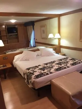 Family Tek Büyük Yataklı Oda (2 Adults + 2 Children)