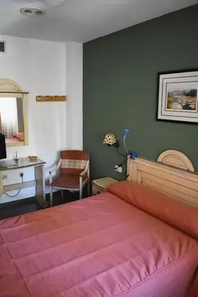 Büyük Yataklı Tek Kişilik Oda