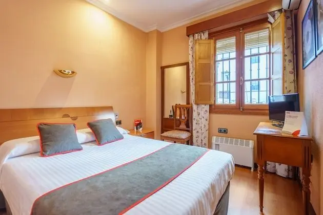 Büyük Yataklı Tek Kişilik Oda