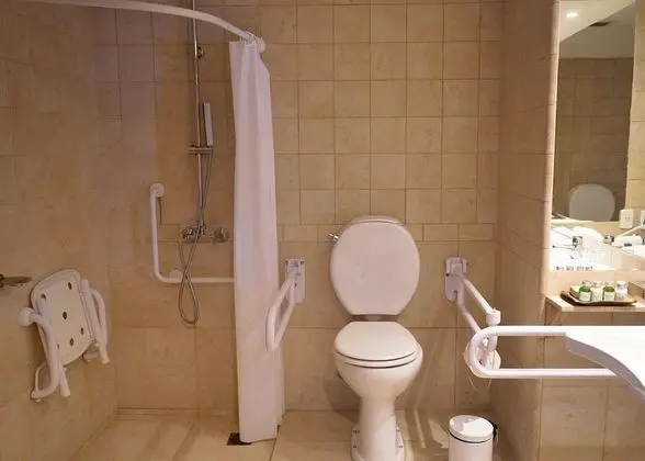 Engellilere uygun banyo