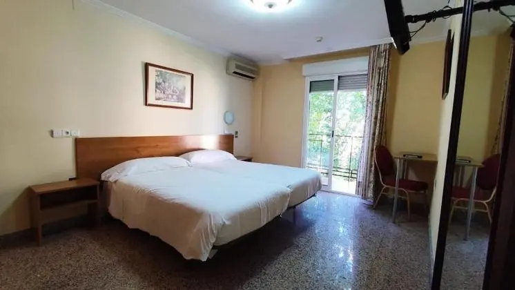 City Tek Büyük veya İki Ayrı Yataklı Oda