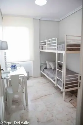 İki Ayrı Yataklı Oda, Ortak Banyo