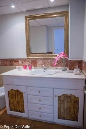 İki Ayrı Yataklı Oda, Ortak Banyo