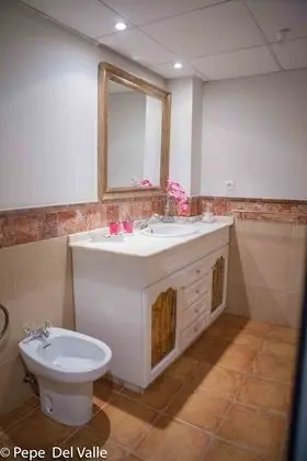 İki Ayrı Yataklı Oda, Ortak Banyo