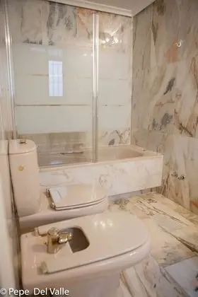 Tek Büyük Yataklı Oda, Ortak Banyo