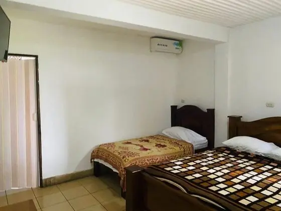 Tek Büyük Yataklı Oda, Birden Çok Yatak, Havuz Manzaralı