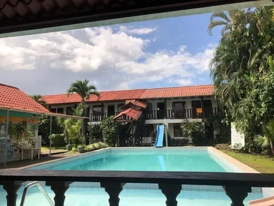 Tek Büyük Yataklı Oda, Birden Çok Yatak, Havuz Manzaralı