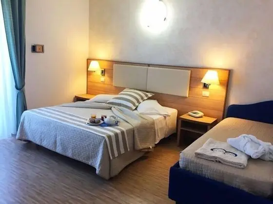 Standard Tek Büyük veya İki Ayrı Yataklı Oda, Havuz Manzaralı
