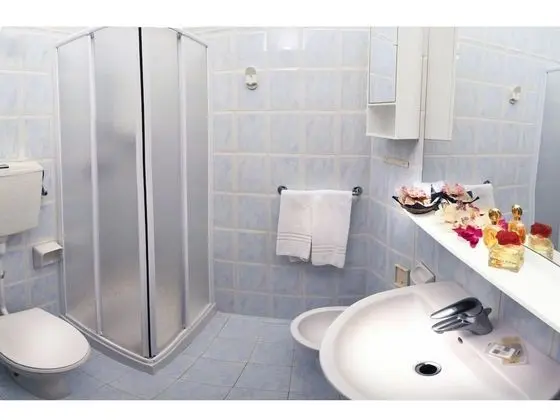 Standard Tek Büyük veya İki Ayrı Yataklı Oda, Havuz Manzaralı