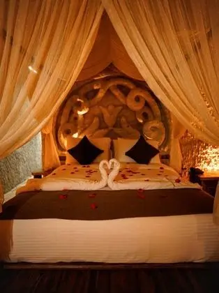 Imperial Suite, Jakuzili