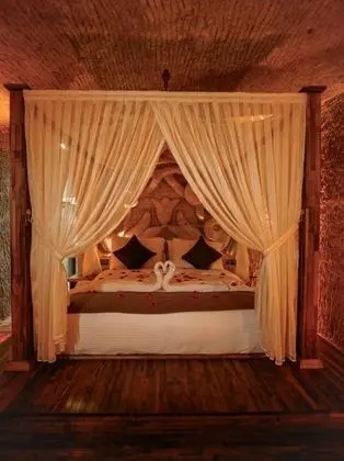 Imperial Suite, Jakuzili