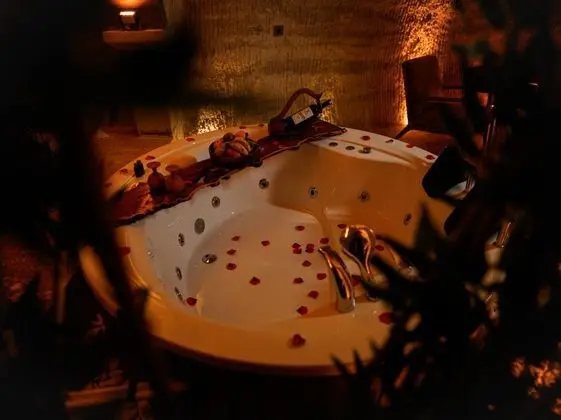 Imperial Suite, Jakuzili