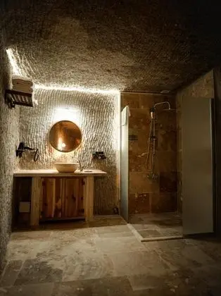 Imperial Suite, Jakuzili