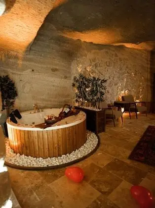 Imperial Suite, Jakuzili