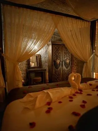 Imperial Suite, Jakuzili