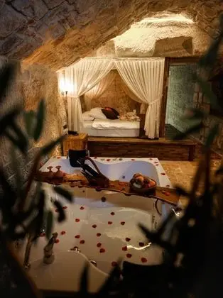 Royal Cave Suit, Jakuzili