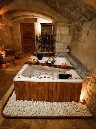 Royal Cave Suit, Jakuzili