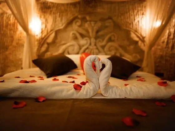 Royal Cave Suit, Jakuzili