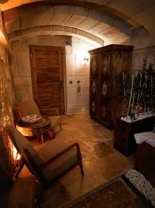Royal Cave Suit, Jakuzili