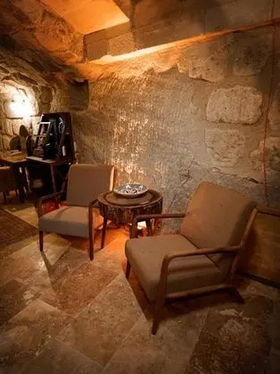 Royal Cave Suit, Jakuzili