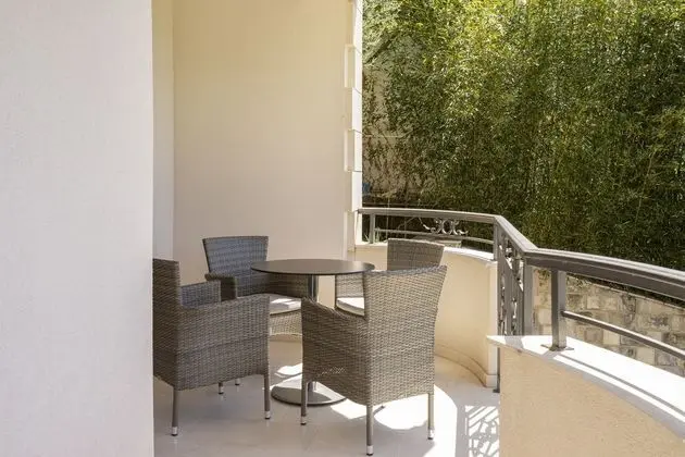 Basic Apart Daire, Deniz Manzaralı, Dağ Yamacı