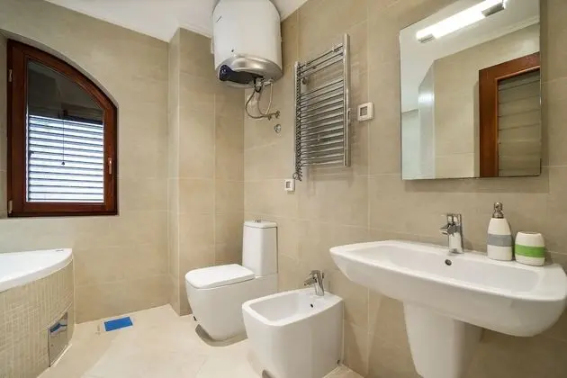 Basic Apart Daire, Deniz Manzaralı, Dağ Yamacı