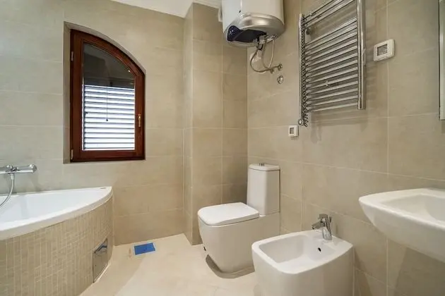 Basic Apart Daire, Deniz Manzaralı, Dağ Yamacı