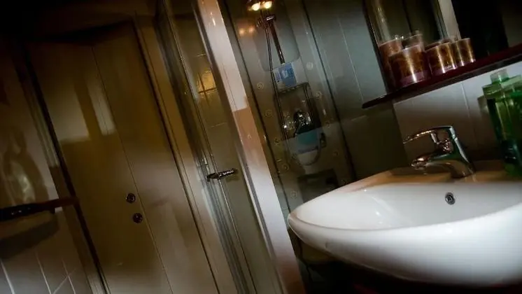 Tek Büyük veya İki Ayrı Yataklı Oda (bagno condiviso)