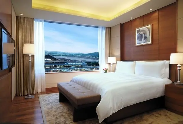 Premier Suite Double, Airport View