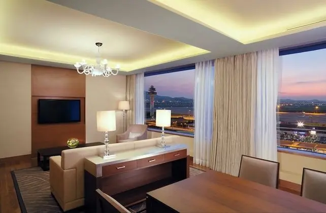 Premier Suite Double, Airport View