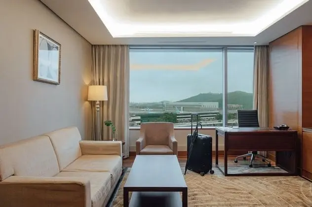 Premier Suite Double, Airport View