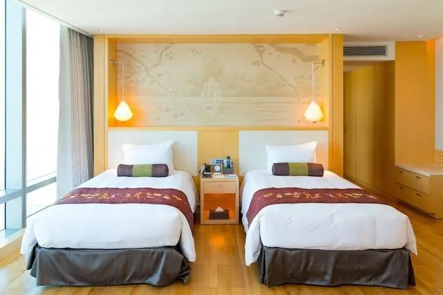 Club Junior Twin Suite (Club Lounge Access)