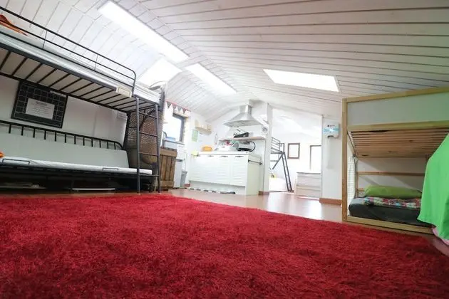 Flower Room (Extra blanket set provided)