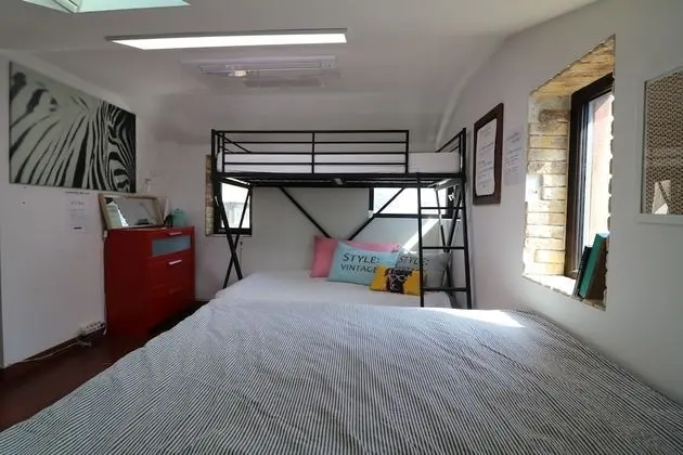 Flower Room (Extra blanket set provided)