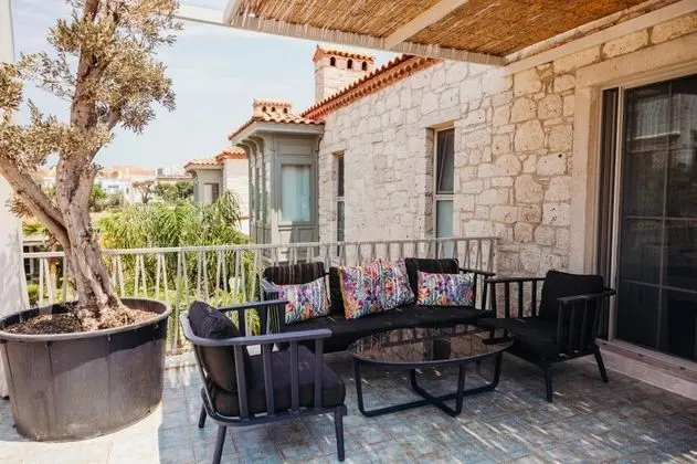 Deluxe Oda, Havuz ve Bahçe Manzaralı, Teraslı