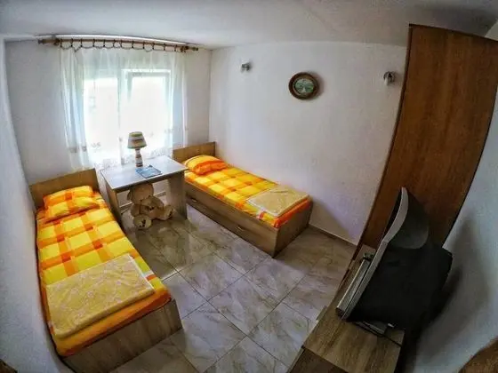 İki Ayrı Yataklı Oda, Ortak Banyo