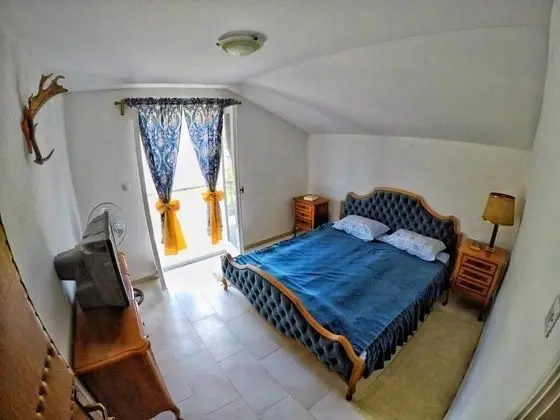 Tek Büyük Yataklı Oda, Ortak Banyo (with Balcony)