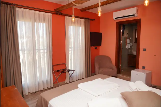 Standart Çift Kişilik Oda,Bahçe Manzaralı,Fransız Balkonlu