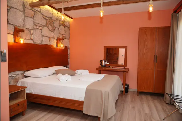 Standart Çift Kişilik Oda,Bahçe Manzaralı,Fransız Balkonlu