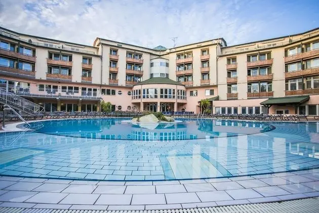 Tek Büyük Yataklı Oda, Balkon, Havuz Manzaralı