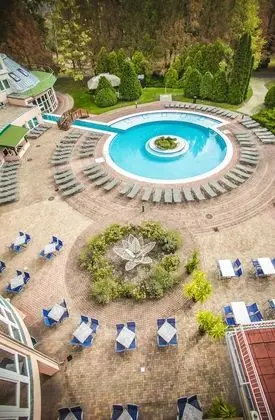 Tek Büyük Yataklı Oda, Balkon, Havuz Manzaralı