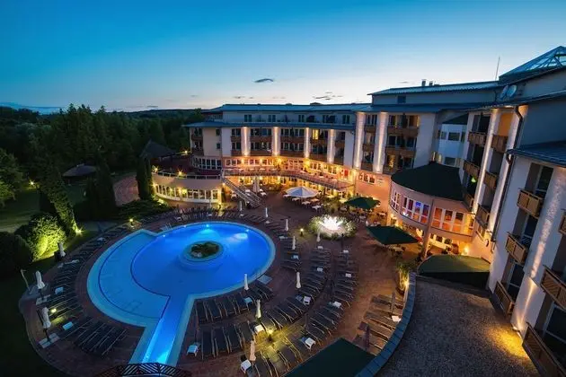 Tek Büyük Yataklı Oda, Balkon, Havuz Manzaralı