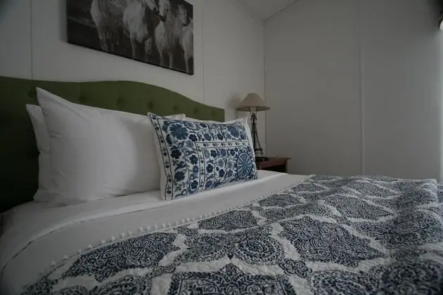 Signature Oda, 1 Büyük (Queen) Boy Yatak, Ortak Banyo