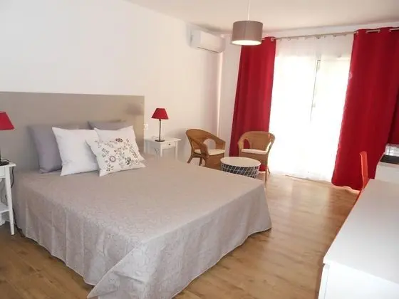 Deluxe Tek Büyük Yataklı Oda (R)